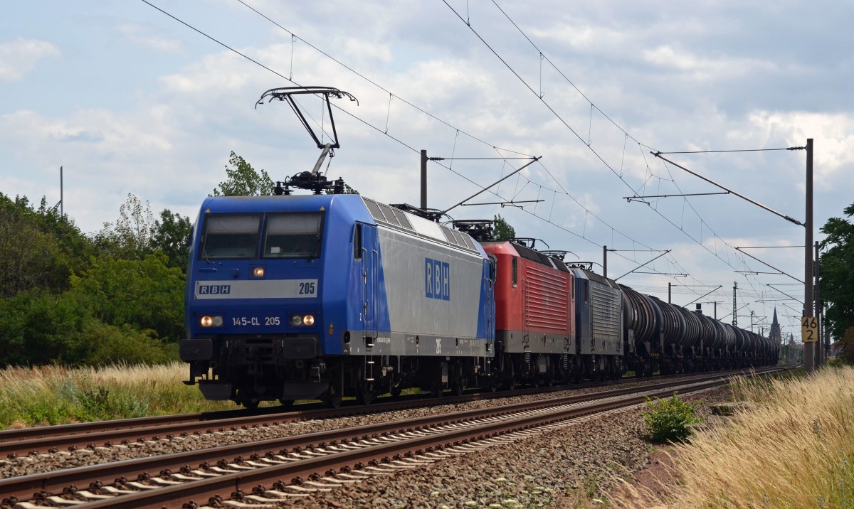145-CL 205 der RBH zog am 08.07.15 neben einem Kesselwagenzug noch 143 567 und 143 068 durch Greppin Richtung Dessau.