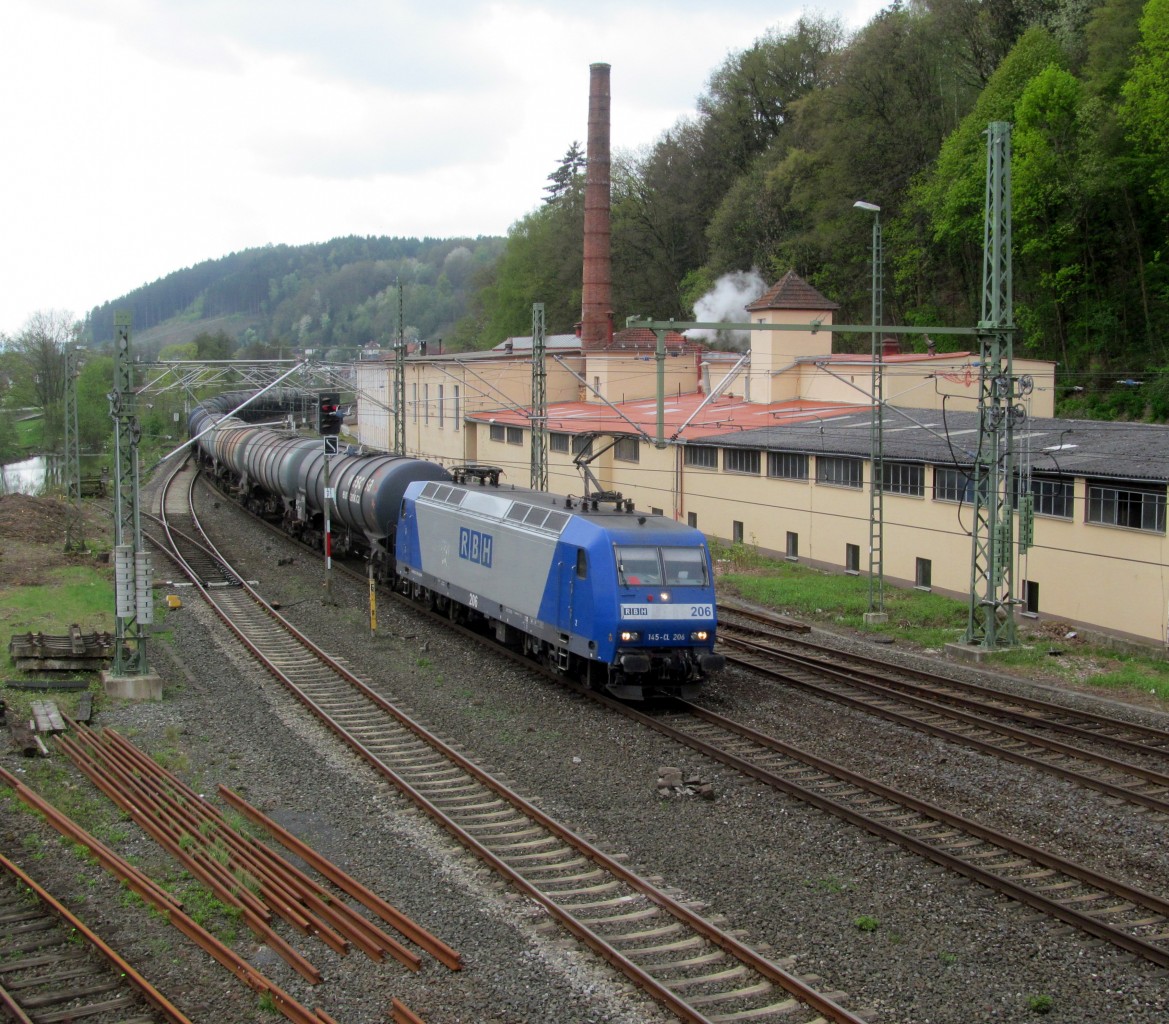 145-CL 206 von RBH zieht am 14. April 2014 einen Kesselwagenzug durch Kronach in Richtung Saalfeld.