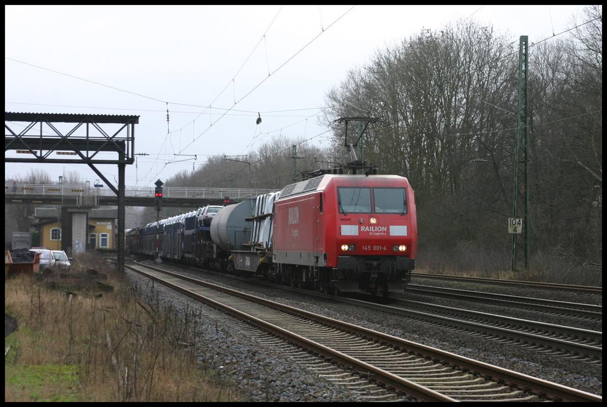 145001-4 kommt hier am 3.2.2007 bei trübem Wetter mit einem gemischten Güterzug in Richtung Osnabrück durch den Bahnhof Natrup Hagen.