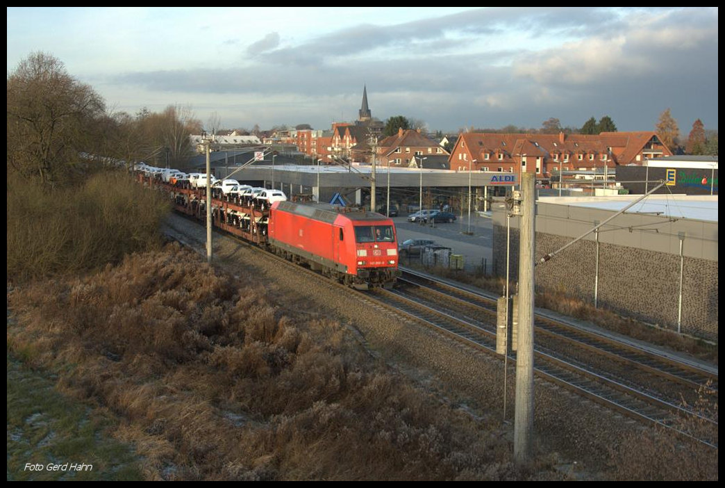 145008 hatte bei der Durchfahrt in Hasbergen am 30.11.2016 um 9.15 Uhr auf dem Weg nach Osnabrück einen langen Autotransportzug am Haken.