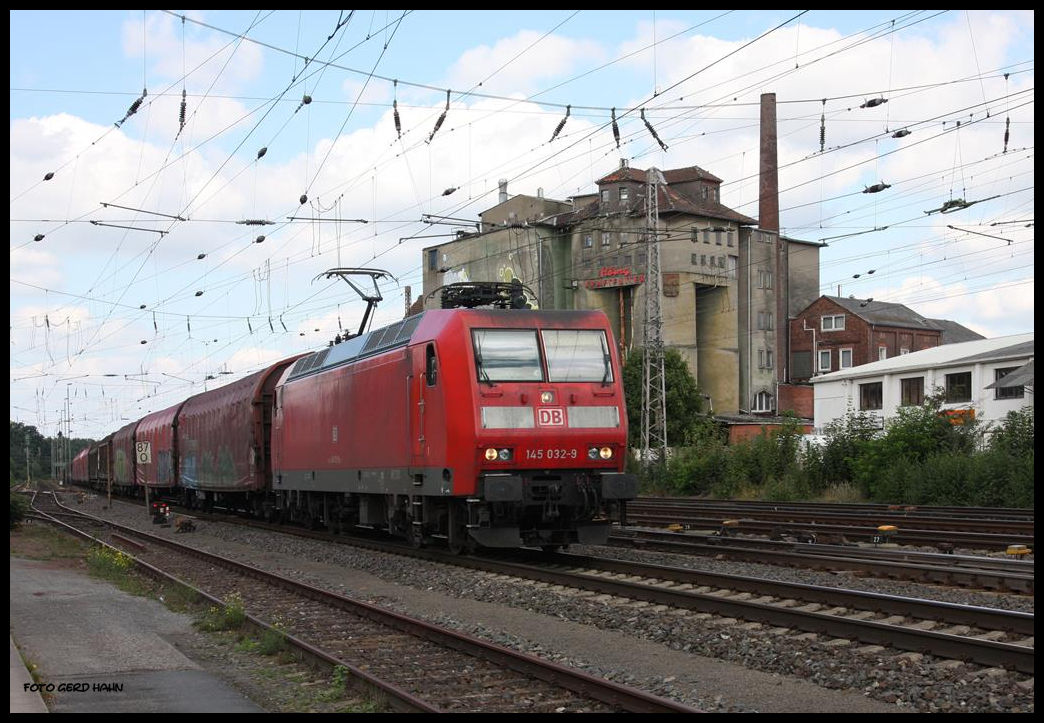 145032 kam am 30.08.2016 um 14.09 Uhr mit einem Güterzug durch Verden in Richtung Hannover.