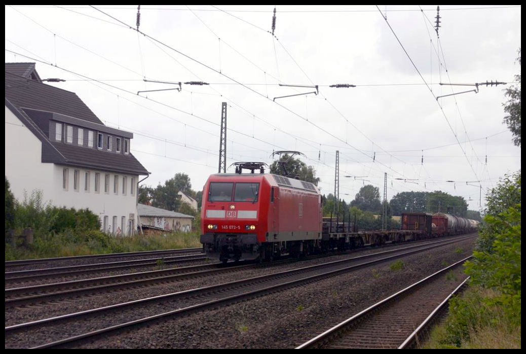 145072 ist auf dem fünfgleisigen Abschnitt bei Hiddenhausen Schweicheln am 9.8.2005 mit einem Güterzug in Richtung Bielefeld unterwegs.
