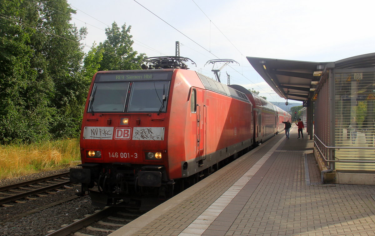 146 001-3 DB zieht einen RE9 von Aachen-Hbf nach Siegen-Hbf und hält in Aachen-Rothe-Erde und fährt dann weiter nach Köln,Siegen.
Aufgenommen vom Bahnsteig 1 in Aachen-Rothe-Erde.
Bei Sonne und Wolken am Abend vom 18.8.2019.