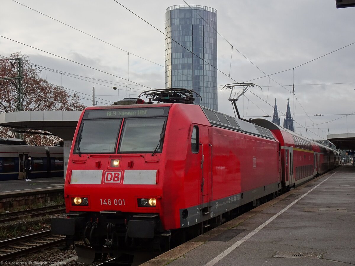 146 001 steht mit dem Rhein-Sieg-Express (RE9) in Köln-Deutz (bzw. Köln Messe/Deutz). Im Hintergrund sind die Spitzen des Kölner Doms zu sehen.
