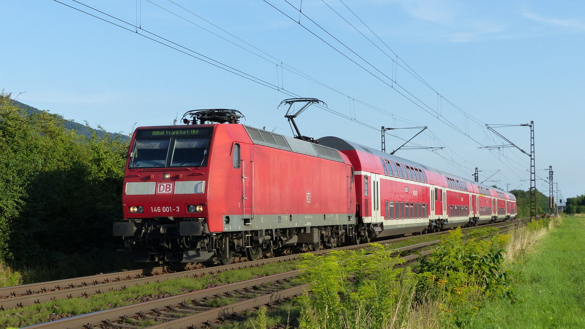 146 001 zieht eine RB68 nach Frankfurt über die Main-Neckar Bahn zwischen Hähnlein-Alsbach und Bickenbach. Aufgenommen am 7.8.2017 19:14