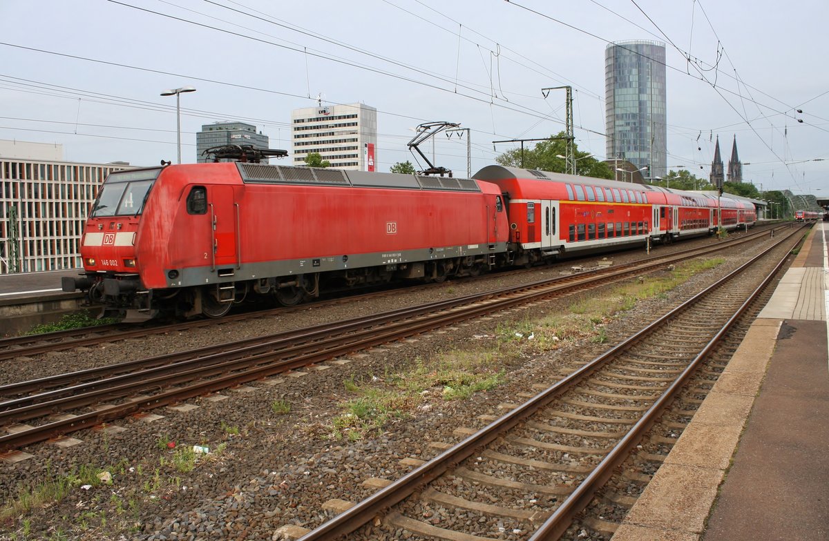 146 002 hat am Morgen des 28.05.2019 mit dem RE1 (RE10173)  Nordrhein-Westfalen-Express  von Geilenkirchen den Bahnhof Köln Messe/Deutz erreicht.