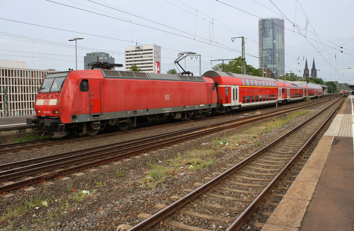 146 002 hat am Morgen des 28.05.2019 mit dem RE1 (RE10173)  Nordrhein-Westfalen-Express  von Geilenkirchen den Bahnhof Köln Messe/Deutz erreicht.
