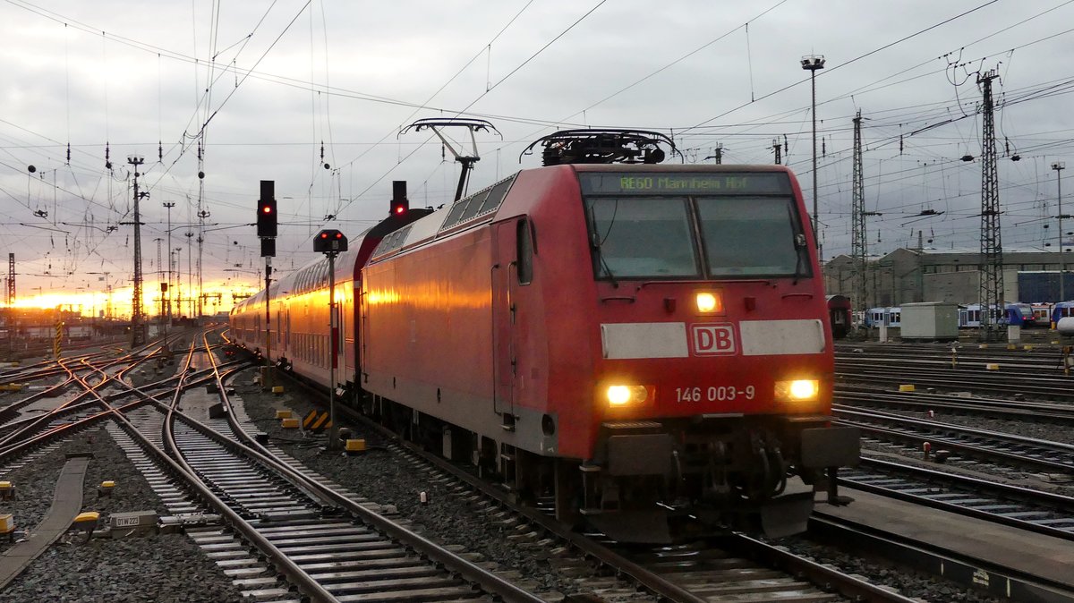 146 003 erreicht mit einem RE60 den Darmstädter Hauptbahnhof. Aufgenommen am 27.12.2017 16:26