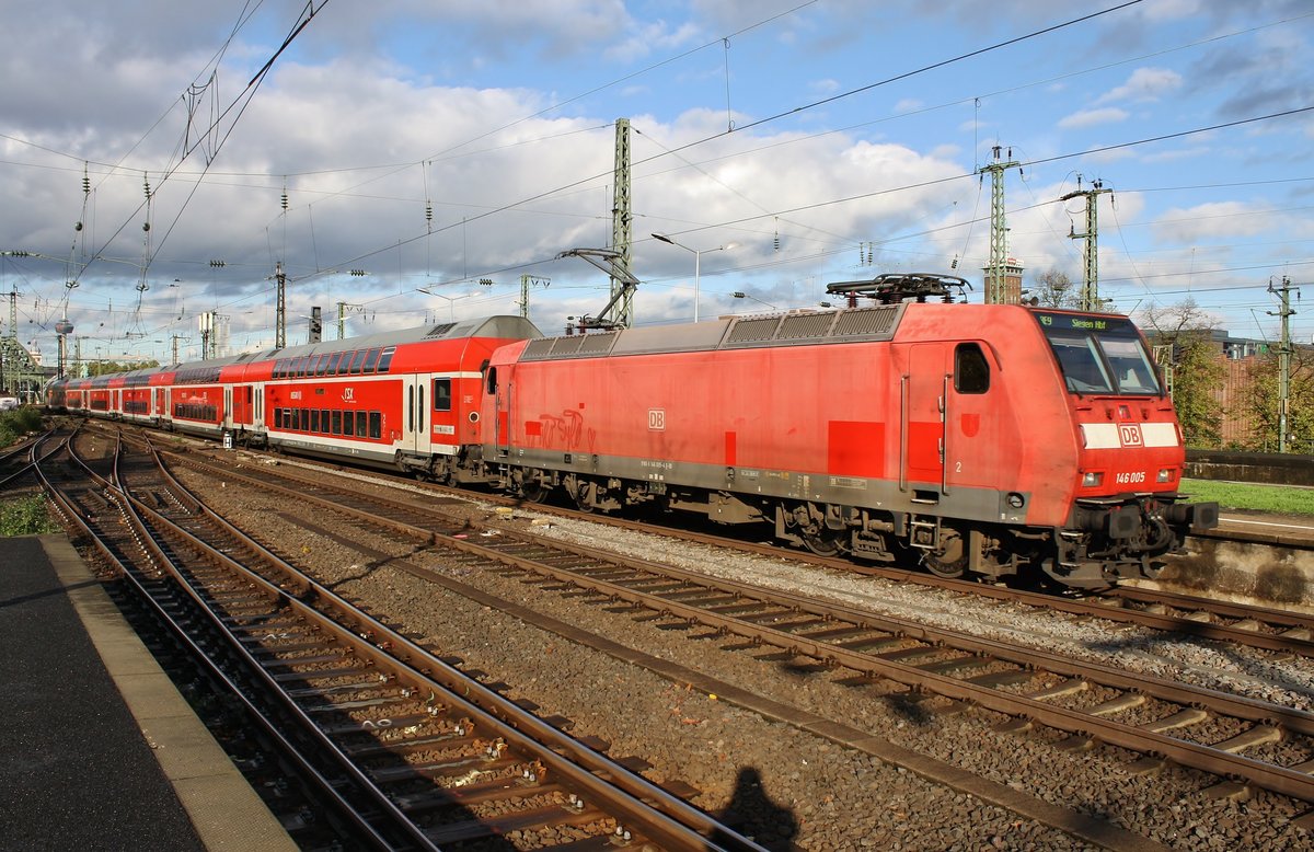 146 005 erreicht am 21.10.2019 mit dem RE9 (RE10909)  Rhein-Sieg-Express  von Aachen Hauptbahnhof nach Siegen Hauptbahnhof den Bahnhof Köln Messe/Deutz.
