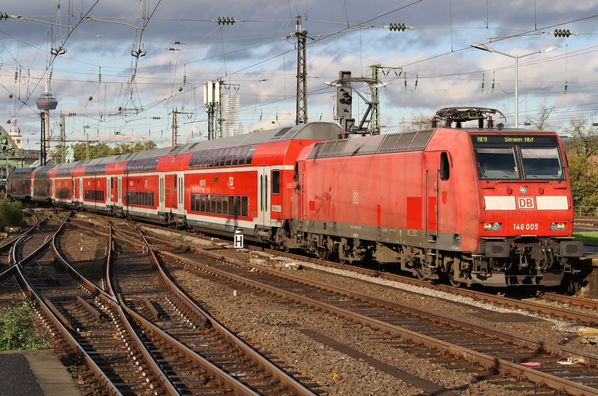 146 005 fährt am 21.10.2019 mit dem RE9 (RE10909)  Rhein-Sieg-Express  von Aachen Hauptbahnhof nach Siegen Hauptbahnhof in Köln Messe/Deutz ein. 