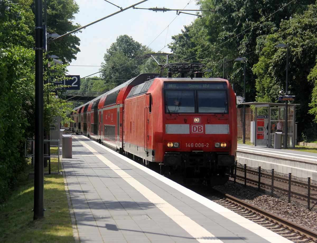 146 006-2 DB kommt mit einem RE9 von Aachen-Hbf nach Siegen-Hbf und kommt aus Richtung Aachen-Hbf und fährt durch Aachen-Eilendorf in Richtung Köln. 
Aufgenommen vom Bahnsteig 2 in Aachen-Eilendorf. 
Bei Sommerwetter am Nachmittag vom 15.6.2019.