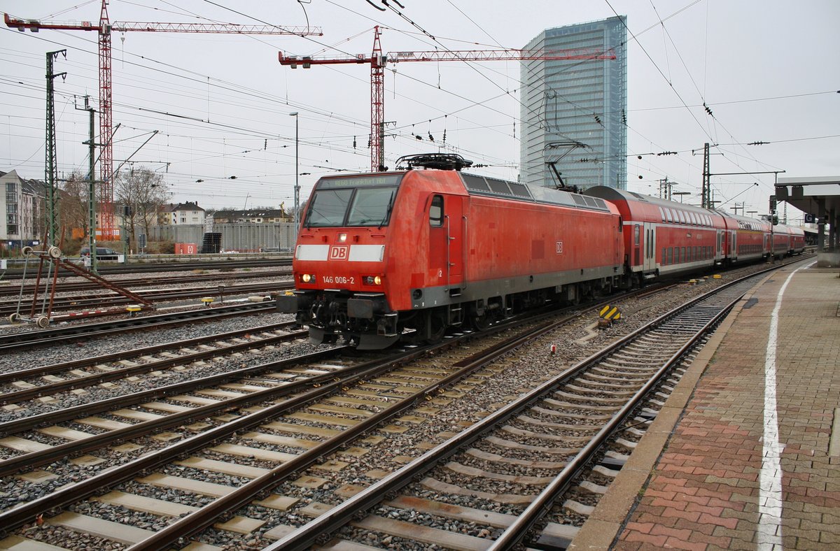 146 006-2 verlässt am 27.12.2017 mit dem RE60 (RE4656) nach Frankfurt(Main) Hauptbahnhof den Mannheimer Hauptbahnhof. 