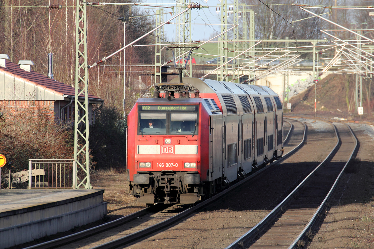 146 007-0 mit RE 2 nach Düsseldorf Hbf. bei der Einfahrt in Recklinghausen 4.1.2015