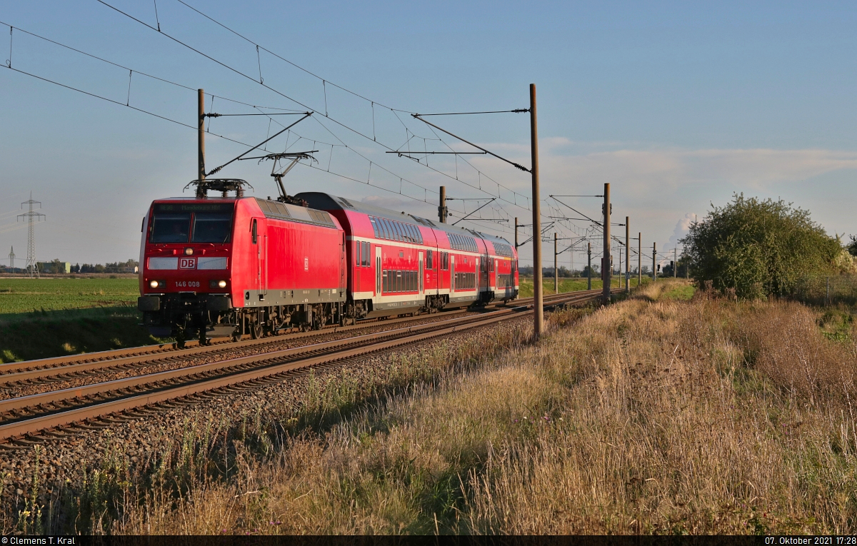 146 008-8 hat Niemberg hinter sich gelassen und eilt bei Eismannsdorf dem nächsten Halt Stumsdorf entgegen.

🧰 Elbe-Saale-Bahn (DB Regio Südost)
🚝 RE 16328 (RE30) Halle(Saale)Hbf–Magdeburg Hbf
🚩 Bahnstrecke Magdeburg–Leipzig (KBS 340)
🕓 7.10.2021 | 17:28 Uhr