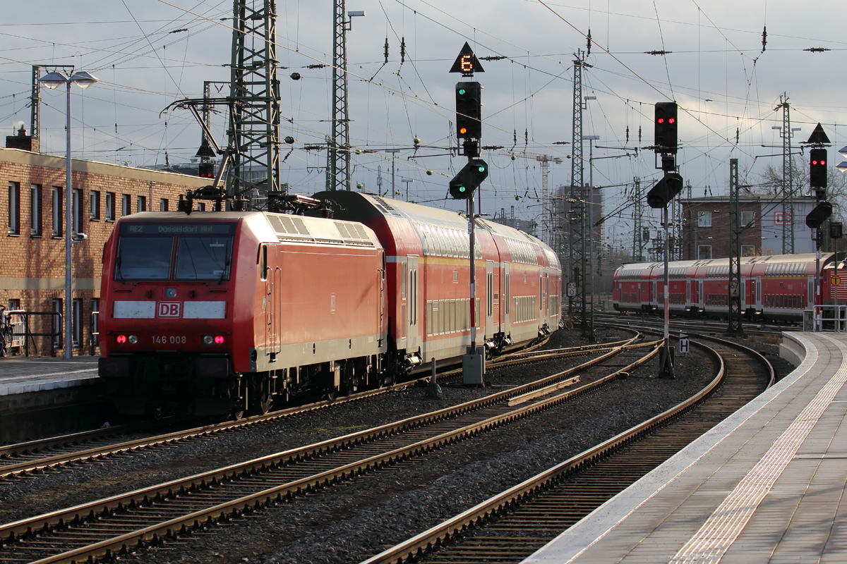 146 008 als Schublok hinter RE 2 nach Düsseldorf Hbf. bei der Ausfahrt in Münster Hbf. 22.12.2013