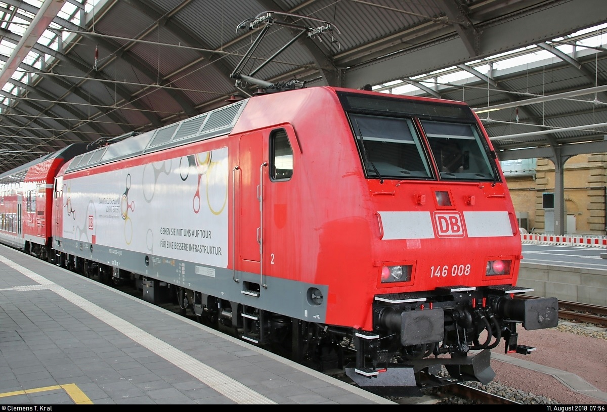 146 008  Damit Deutschland vorne bleibt  der Elbe-Saale-Bahn (DB Regio Südost) als RE 16310 (RE30) nach Magdeburg Hbf steht in seinem Startbahnhof Halle(Saale)Hbf auf Gleis 10 E-G.
[11.8.2018 | 7:56 Uhr]