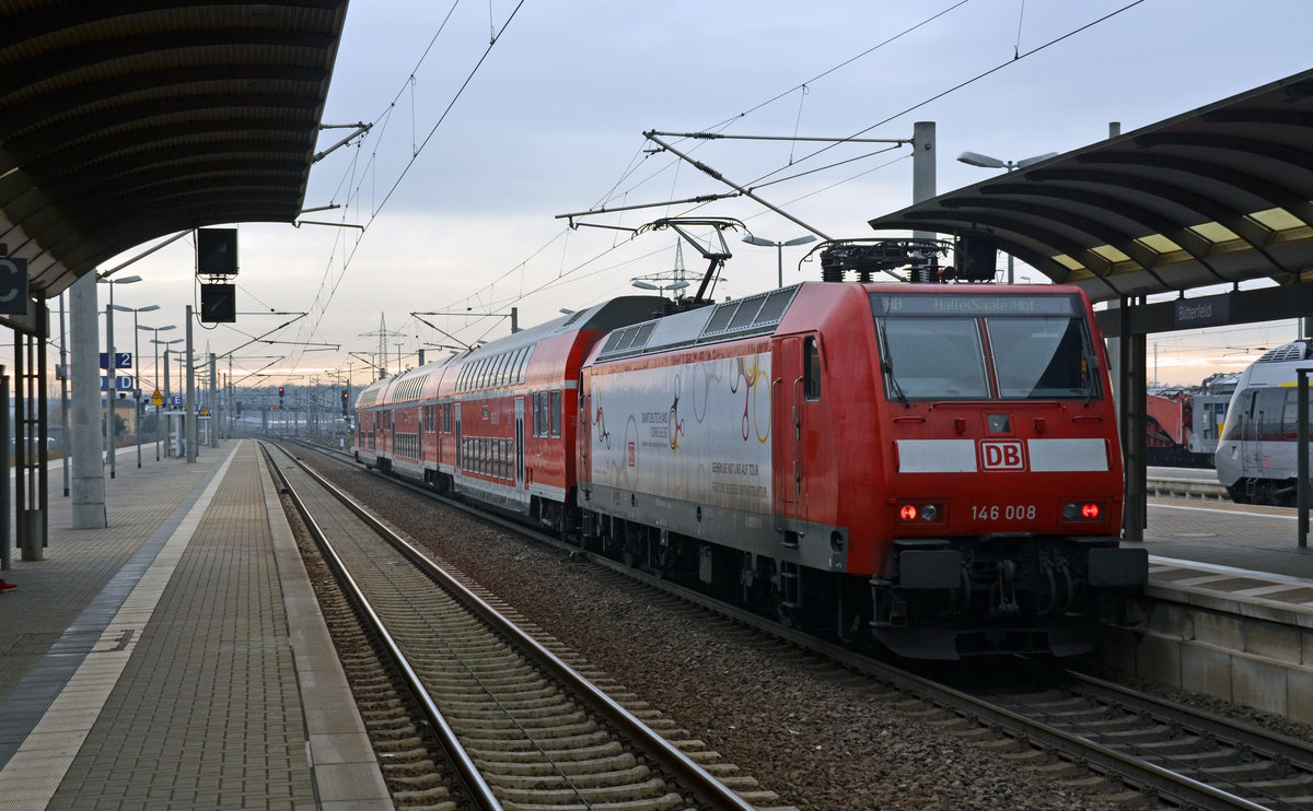 146 008 verlässt mit einer RB nach Halle(S) am 06.12.16 den Bahnhof Bitterfeld. Nur die HVZ-Verstärker werden von der DB gefahren, die Regelzüge werden von Abellio gefahren.