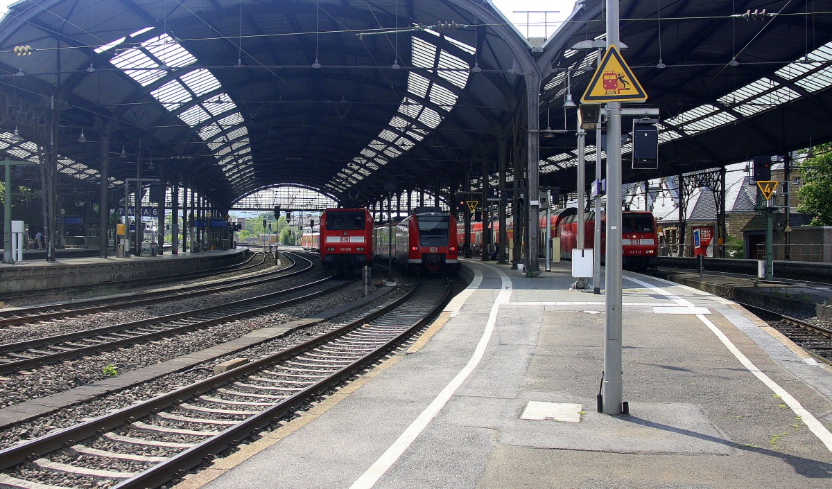 146 009 DB fährt als Lokzug von Aachen-Hbf nach Köln-Hbf und fährt durch den Aachener-Hbf.
Aufgenommen vom Bahnsteig 2 vom Aachen-Hbf.
Bei Sonne und Wolken am Nachmittag vom 21.5.2015.