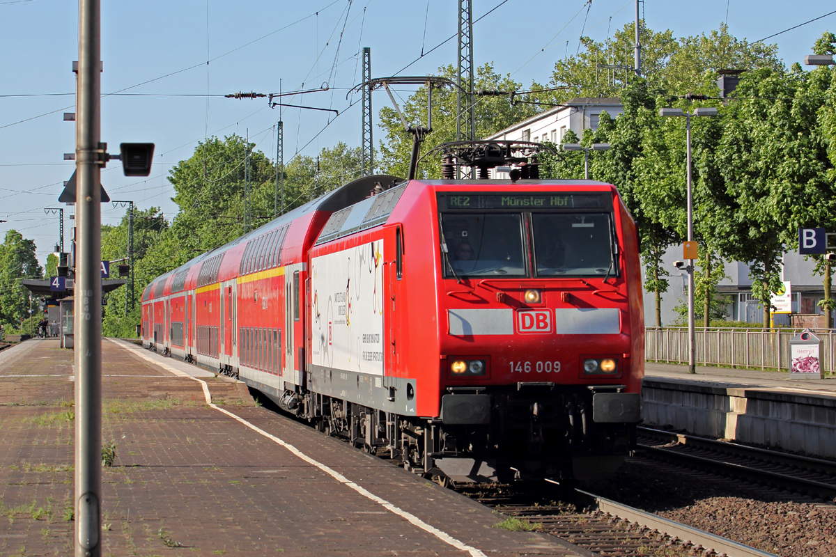 146 009 mit RE 2 nach Münster Hbf. bei der Ausfahrt aus Recklinghausen 3.5.2014
