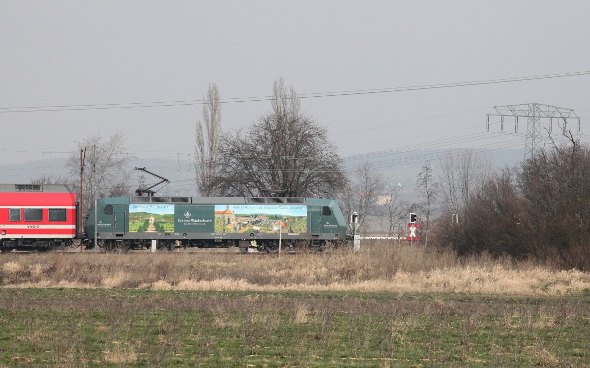146 010-4, hier noch in der Nassau bei leicht diesigem Wetter unterwegs, wird in wenigen Minuten  an ihrer Werbebotschaft , dem Schloß Wackerbarth in Radebeul , vorbeifahren.
28.02.2016 12:20 Uhr.