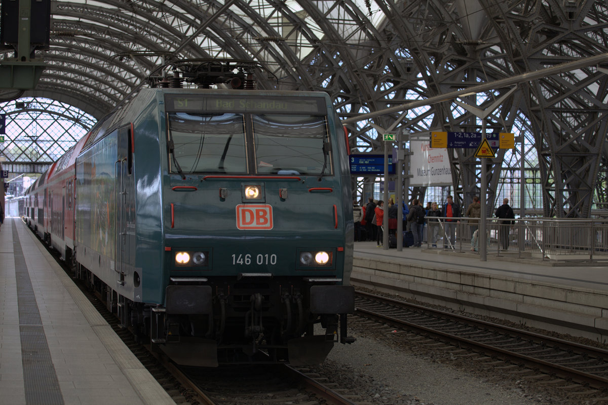 146 010 als Werbelok in DD Hbf vor der S1 nach Bad Schandau. 24.04.2016 14:57 Uhr.