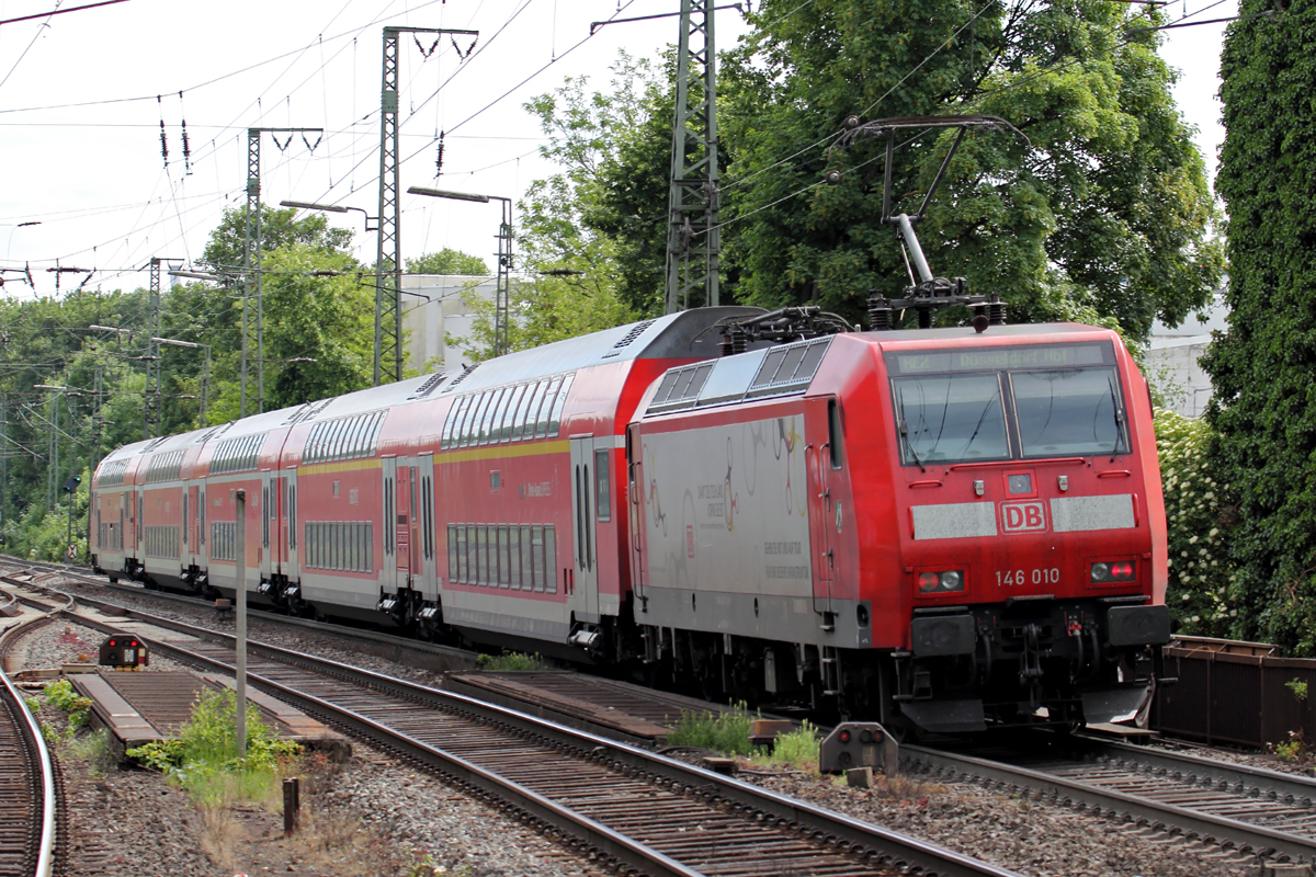 146 010 hinter RE 2 nach Düsseldorf Hbf. bei der Ausfahrt aus Recklinghausen 25.5.2014