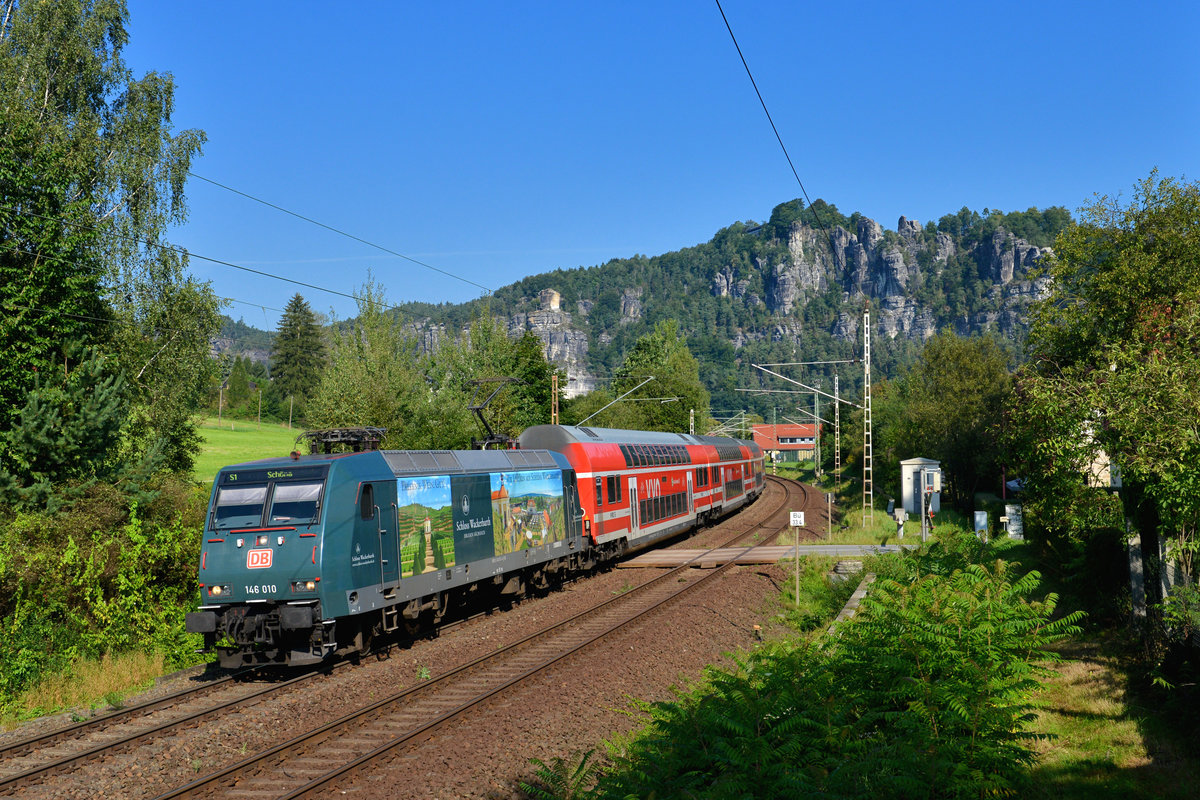 146 010 mit einer S-Bahn am 05.09.2017 bei Rathen. 
