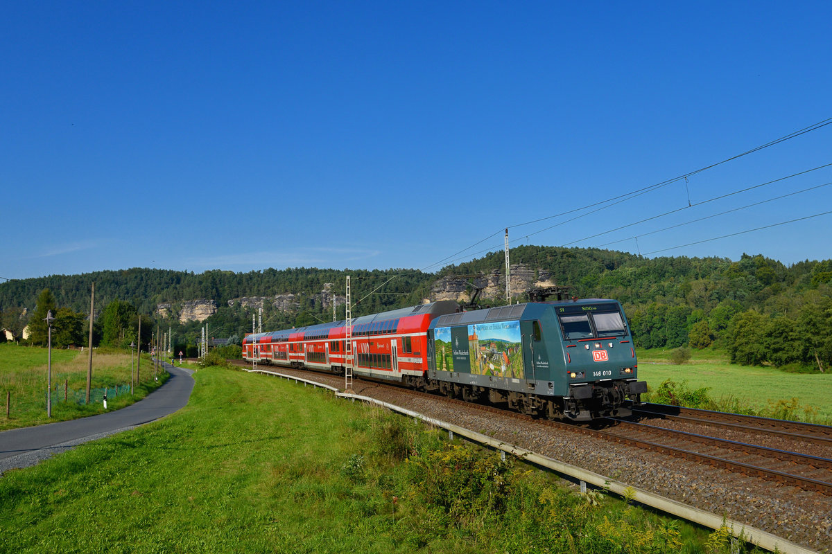 146 010 mit einer S-Bahn am 05.09.2017 bei Rathen. 