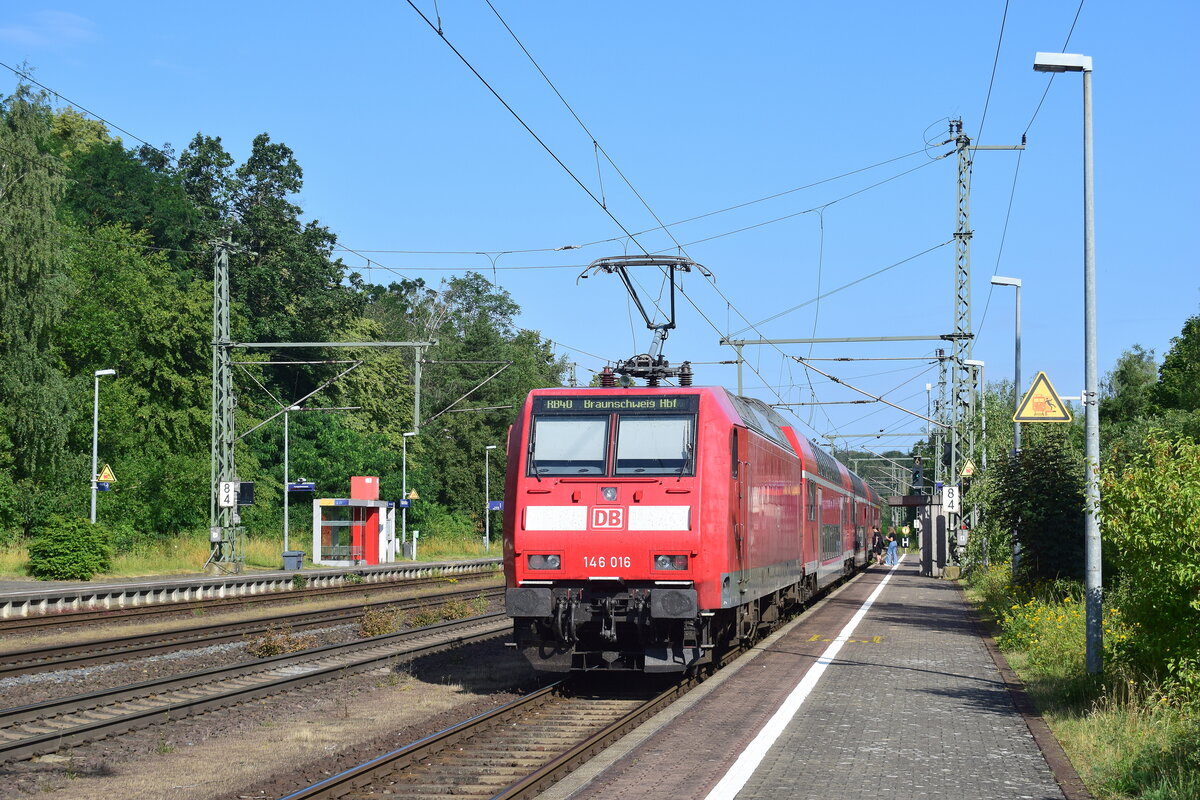 146 010 steht mit ihrer RB40 in Marienborn in Richtung Helmstedt.

Marienborn 17.07.2023