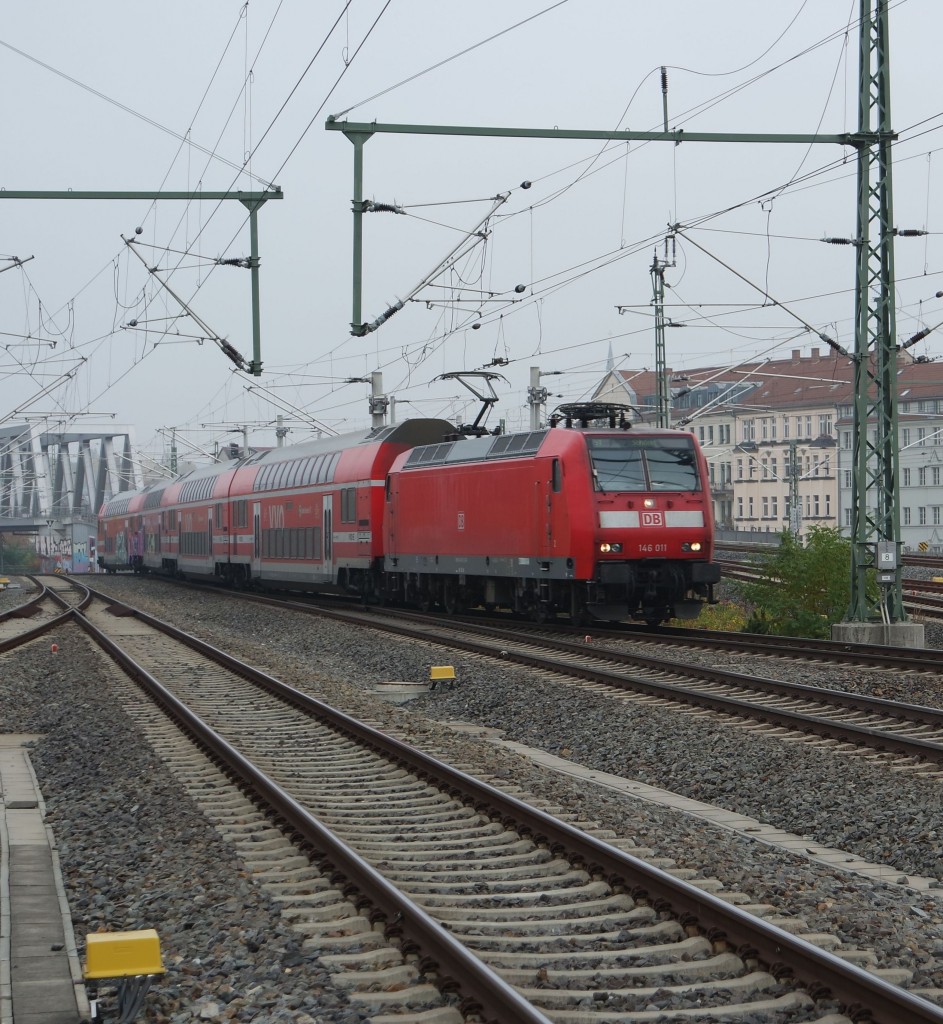 146 011 mit der S1 nach Schöna am Haken fährt am 30.10.2015 in den Bahnhof Dresden-Neustadt ein. 