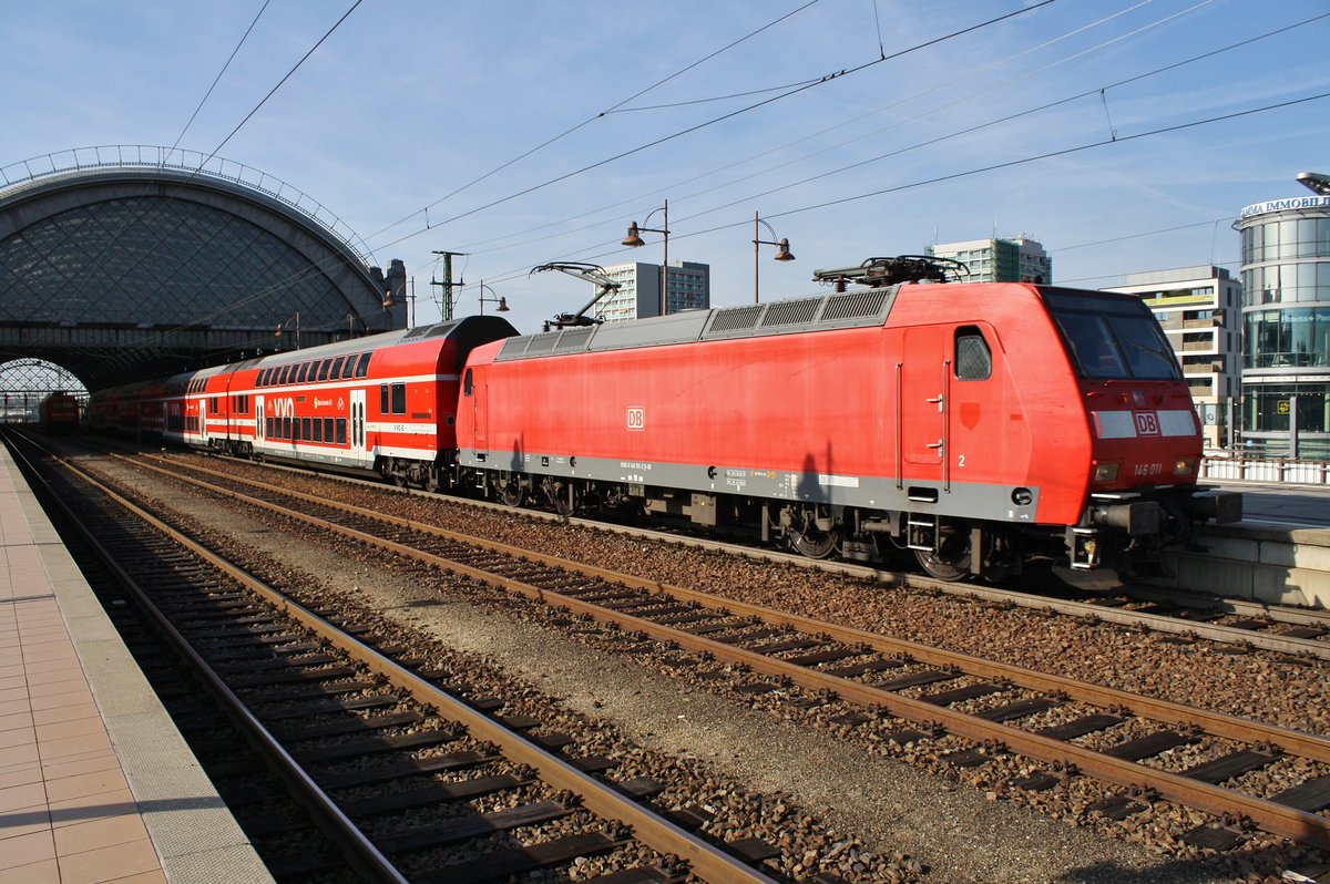 146 011 verlässt am 30.9.2017 mit der S1 von Meißen Triebischtal nach Schöna den Dresdener Hauptbahnhof.