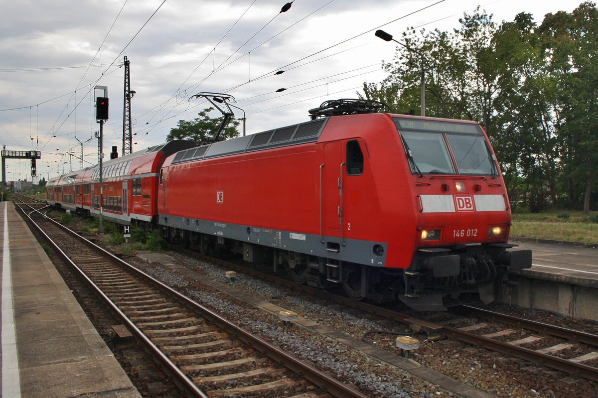 146 012 ist am 1.8.2016 auf der RE-Linie 20 zwischen Naumburg(Saale) Hauptbahnhof und Magdeburg Hauptbahnhof unterwegs, soeben wird mit dem RE17624 die Sachsen-anhaltische Landeshauptstadt erreicht.