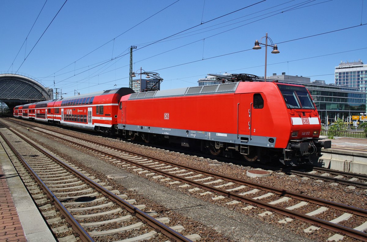 146 012 fährt am 27.5.2017 mit der S1 von Meißen Triebischtal nach Bad Schandau aus dem Dresdener Hauptbahnhof aus.