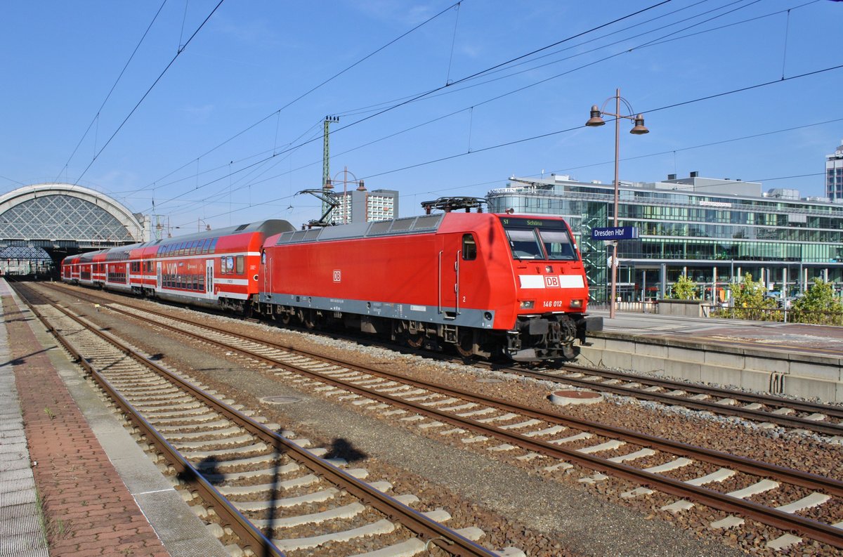 146 012 macht sich am 30.9.2017 mit der S1 von Meißen Triebischtal nach Schöna im Dresdener Hauptbahnhof auf den Weg.