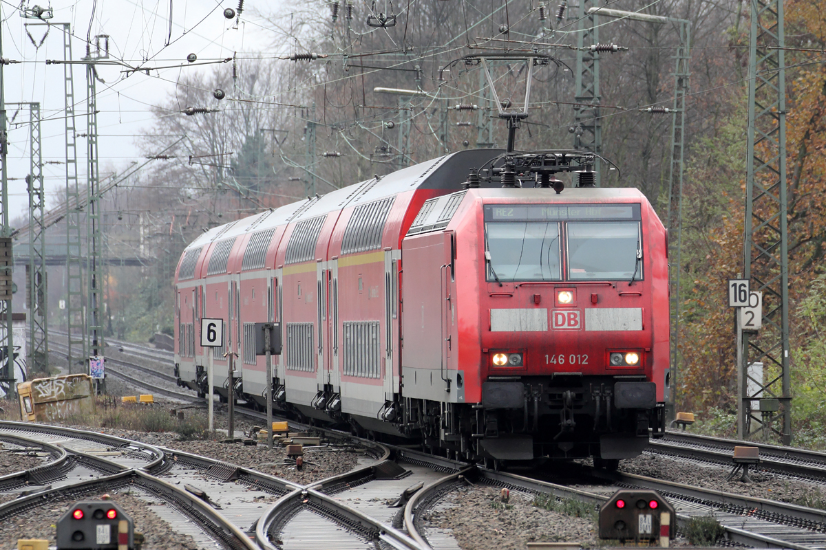 146 012 mit RE 2 nach Münster Hbf. bei der Einfahrt in Recklinghausen 30.11.2013