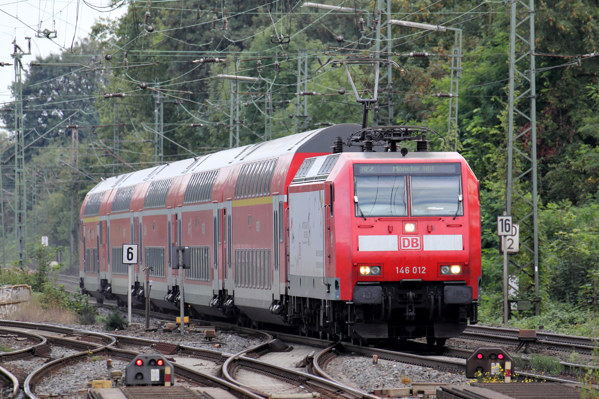 146 012 mit RE 2 nach Münster Hbf. bei der Einfahrt in Recklinghausen 31.8.2014