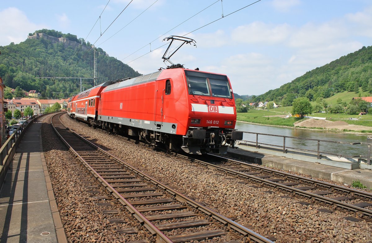 146 012 schiebt am 11.5.2018 die S1 von Bad Schandau nach Meißen Triebischtal aus Königstein. 
