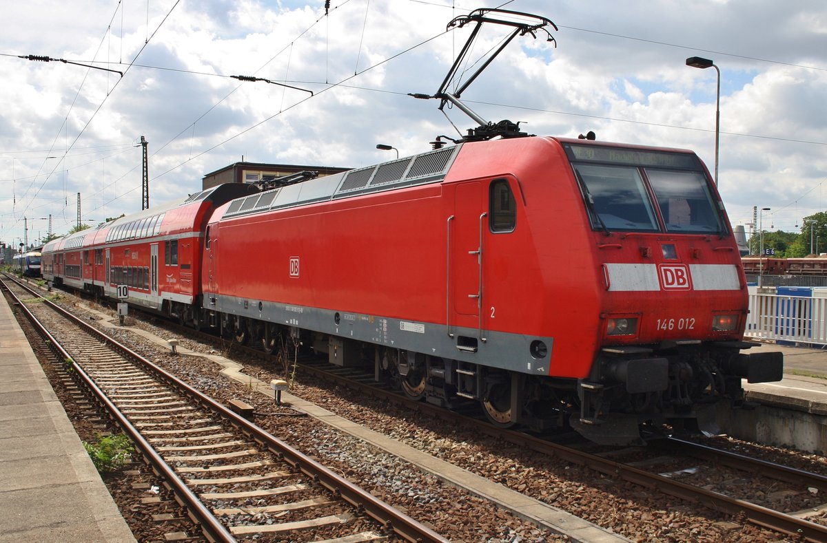 146 012 wartet mit einem RE30 (RE17623) von Magdeburg Hauptbahnhof nach Naumburg(Saale) Hauptbahnhof am 1.8.2016 auf Abfahrt.