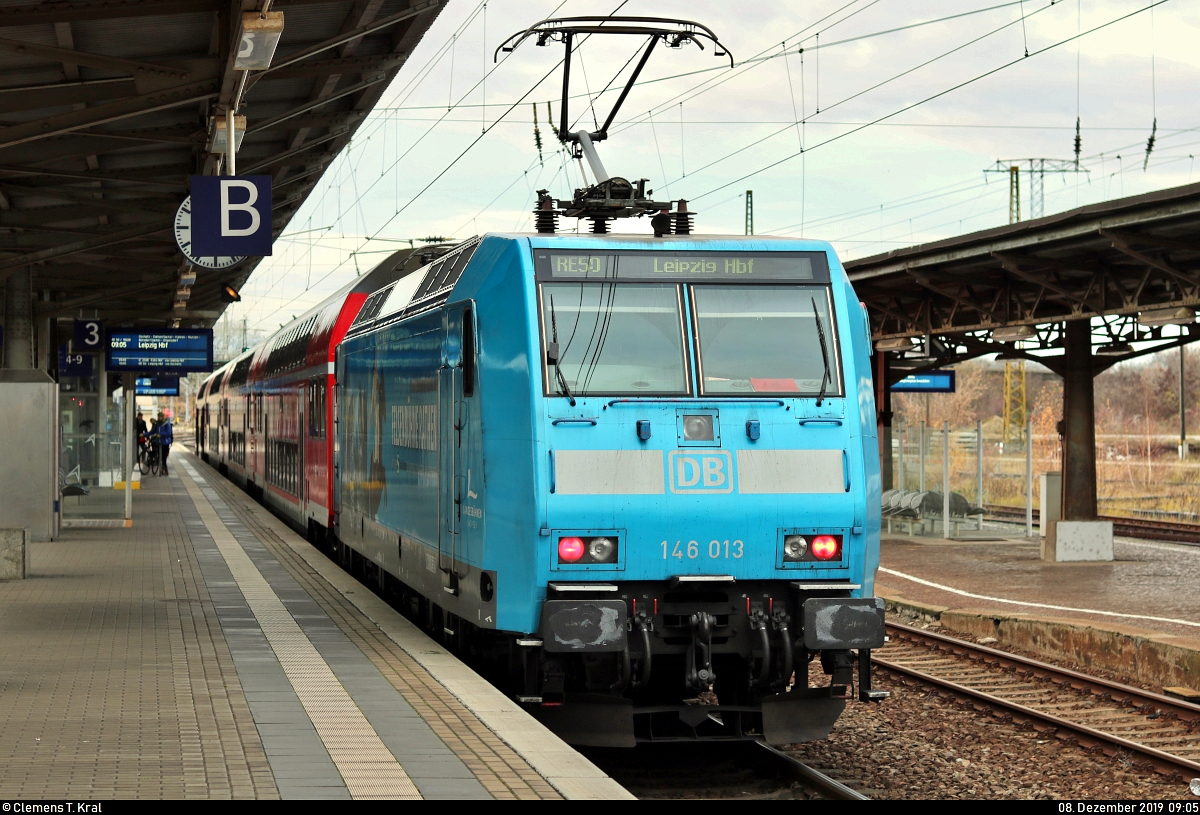 146 013-8 von DB Regio Südost, mit Werbung für die Felsenbühne Rathen, als RE 16508 (RE50)  Saxonia-Express  von Dresden Hbf nach Leipzig Hbf steht im Bahnhof Riesa auf Gleis 3.
[8.12.2019 | 9:05 Uhr]