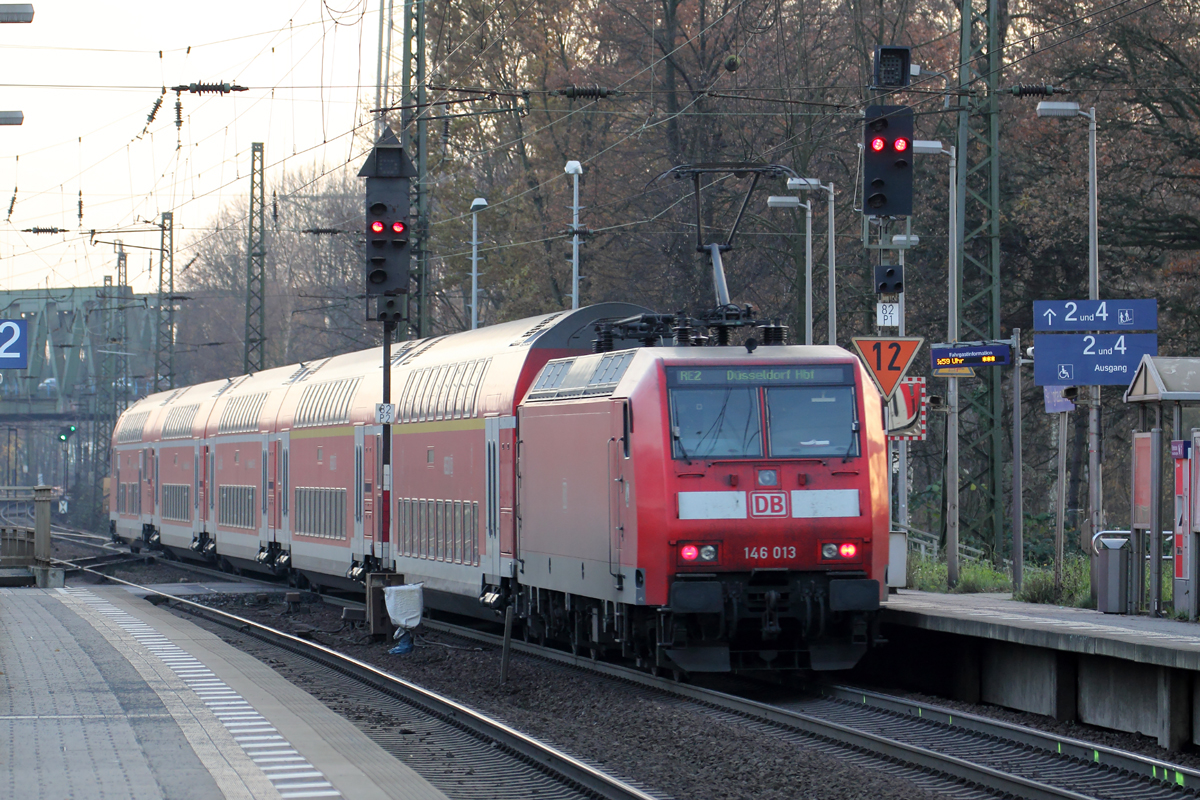 146 013 hinter RE 2 nach Düsseldorf Hbf. bei der Durchfahrt in Recklinghausen-Süd 3.12.2013