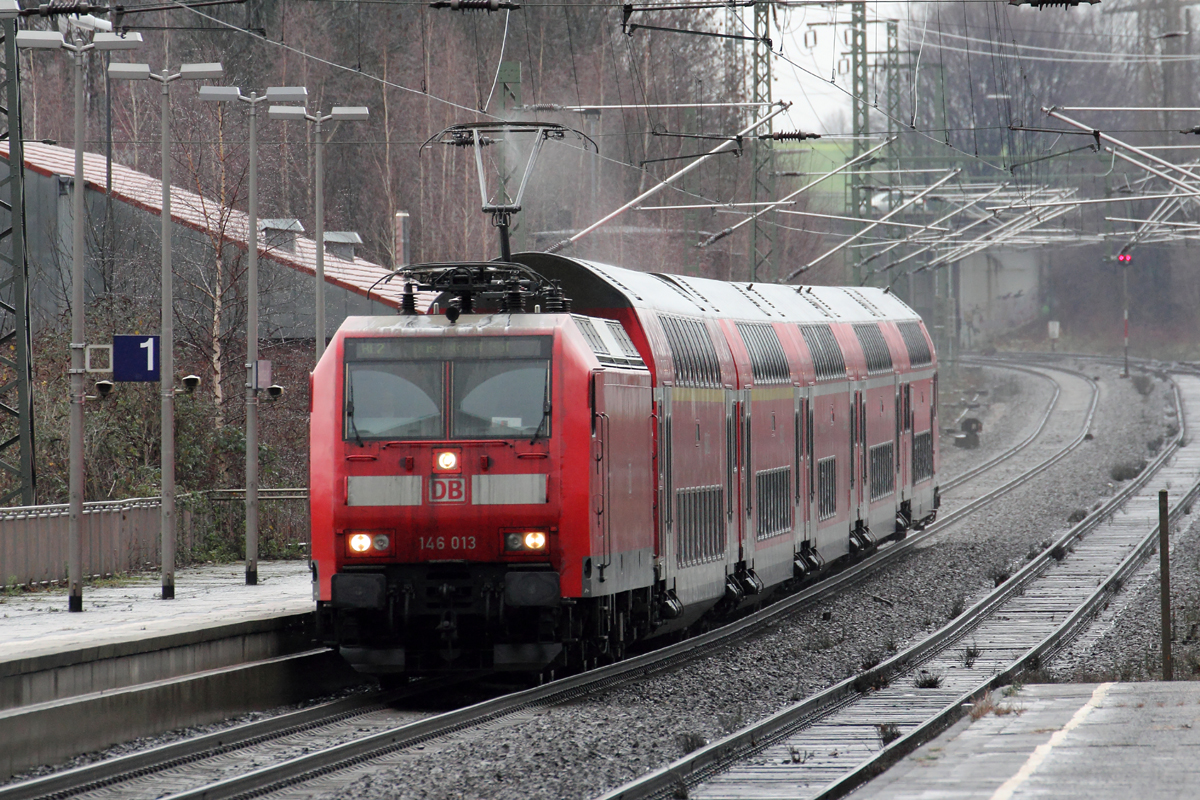 146 013 mit RE 2 nach Düsseldorf Hbf. bei der Einfahrt in Recklinghausen 28.12.2013