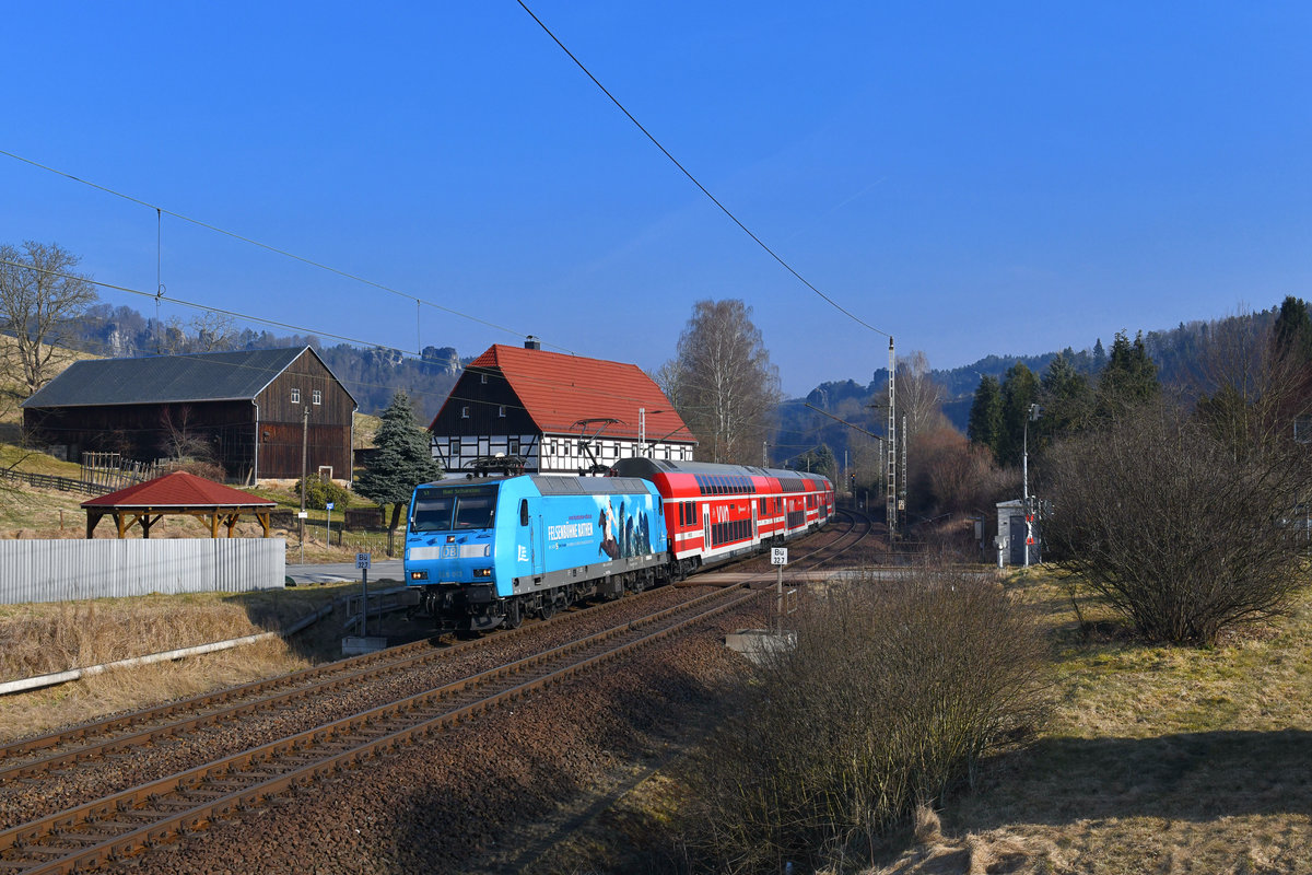 146 013 mit einer S-Bahn am 25.03.2018 bei Rathen. 
