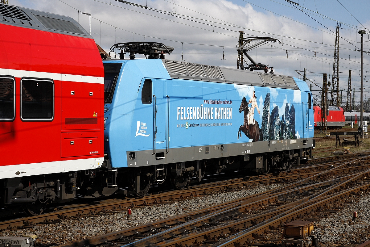 146 013 schiebend bei der Einfahrt nach Leipzig Hbf am 16.04.2022. Die Lichtverhältnisse waren leider so, dass ich die Werbefläche nur in diesem Bildwinkel halbwegs ordentlich einfangen konnte.