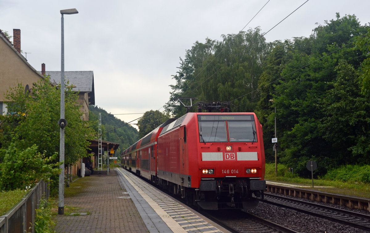 146 014 erreicht mit einer S1 aus Meißen kommend am 17.06.16 Krippen. Nach kurzem Halt setzte sie ihre noch kurze Fahrt nach Schöna fort.