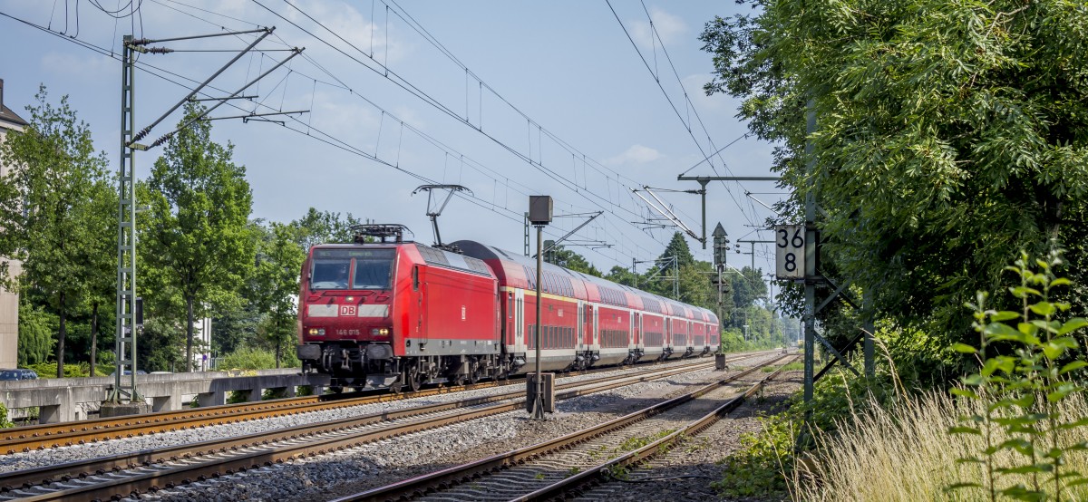 146 015 ist mit einem Regionalexpress der Linie 5 nach Emmerich unterwegs. Hier ist passiert sie grade den Kilometer 36/8 der linken Rheinstrecke in Bonn-Bad Godesberg. (09.07.2013)