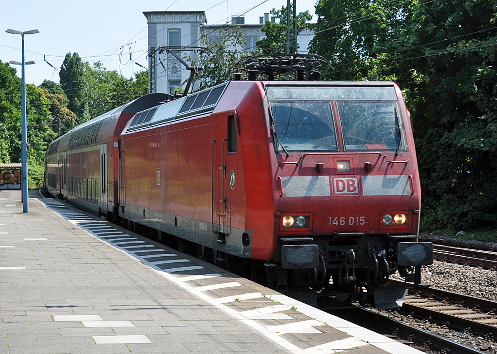146 015 RB mit Dostos bei der Einfahrt in den Hbf Bonn - 08.07.2013