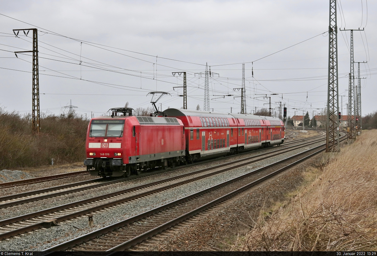 146 016-1 hat mit ihren drei Dostos die Gleisanlagen von Großkorbetha durchfahren.

🧰 Elbe-Saale-Bahn (DB Regio Südost)
🚝 RE 4889  Saale-Express  (RE18) Halle(Saale)Hbf–Jena-Göschwitz
🕓 30.1.2022 | 13:29 Uhr