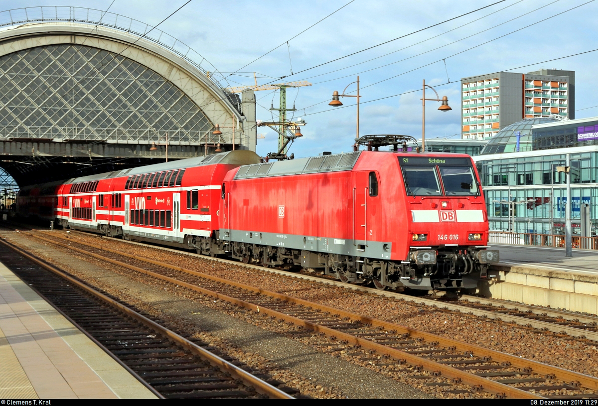 146 016-1 der S-Bahn Dresden (DB Regio Südost) als S 31729 (S1) von Meißen Triebischtal nach Schöna verlässt Dresden Hbf auf Gleis 13 (ehem. Gleis 18).
[8.12.2019 | 11:29 Uhr]