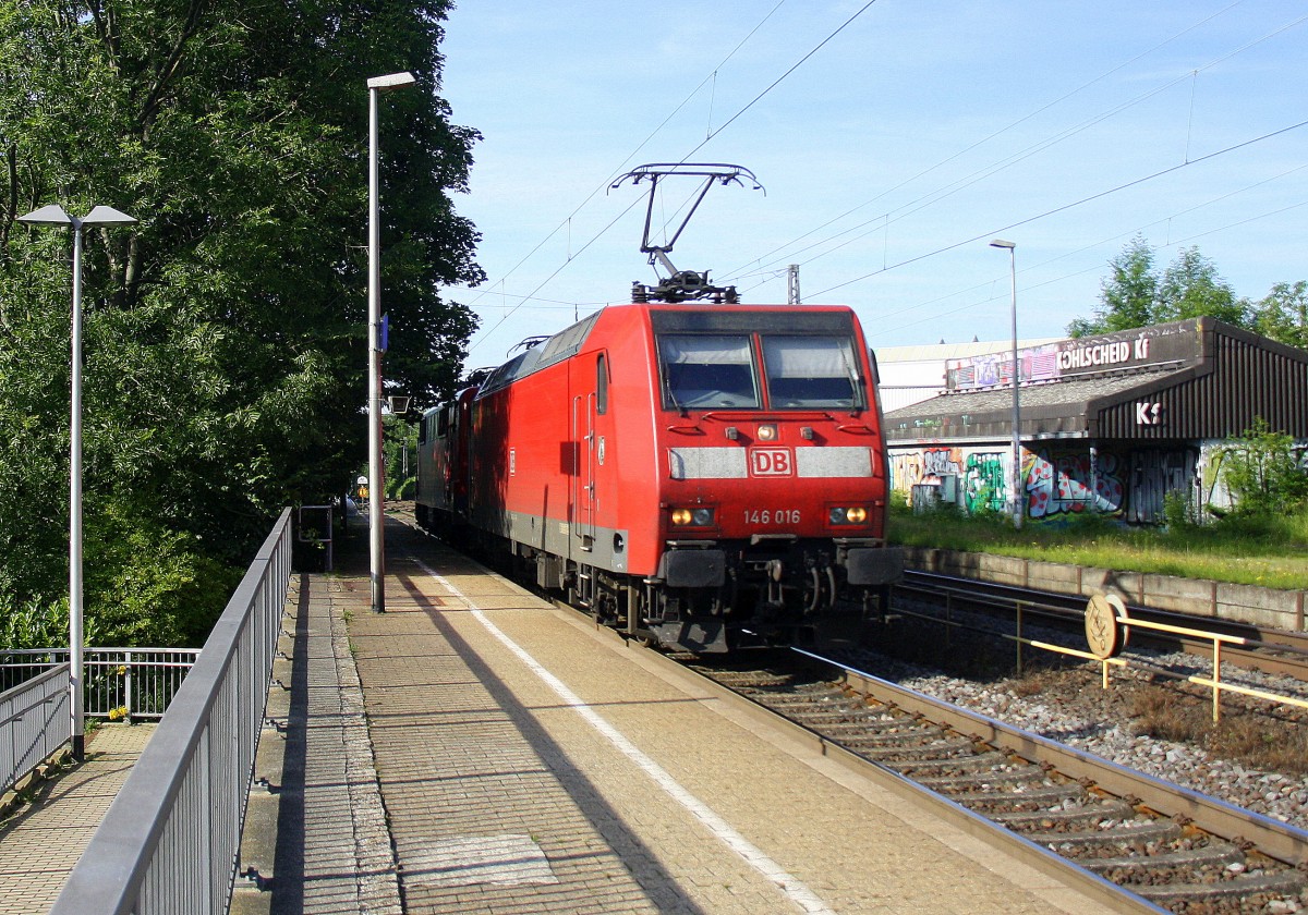 146 016 DB 111 122 DB kommen die Kohlscheider-Rampe hochgefahren als Lokzug aus Richtung Neuss,Herzogenrath und fahren durch Kohlscheid in Richtung Aachen-West.
Bei Sommerwetter am Abend vom 12.6.2014.