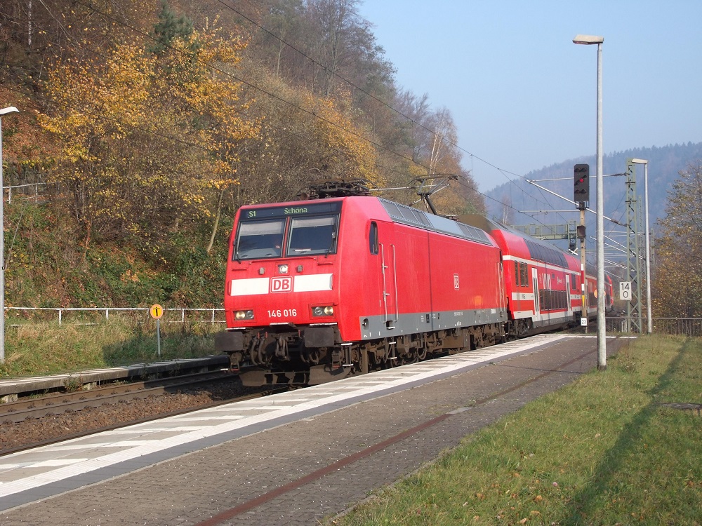 146 016 - mit S-Bahn Dresden - S 1 - in Schöna - am 4-November-2015